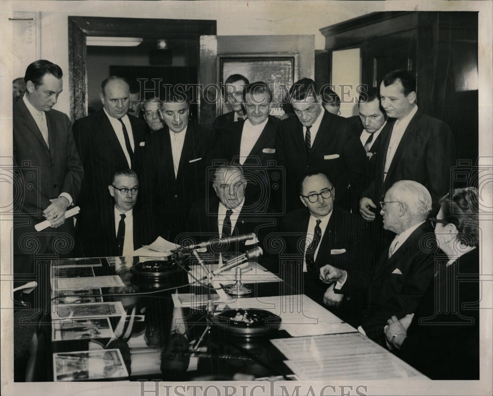 1960 Press Photo Vote Recount Meeting City Hall - RRW03643 - Historic Images