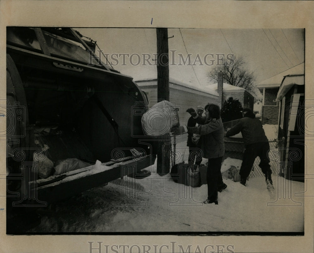 1976 Press Photo Bewyn Garbagemen IL - RRW03721 - Historic Images