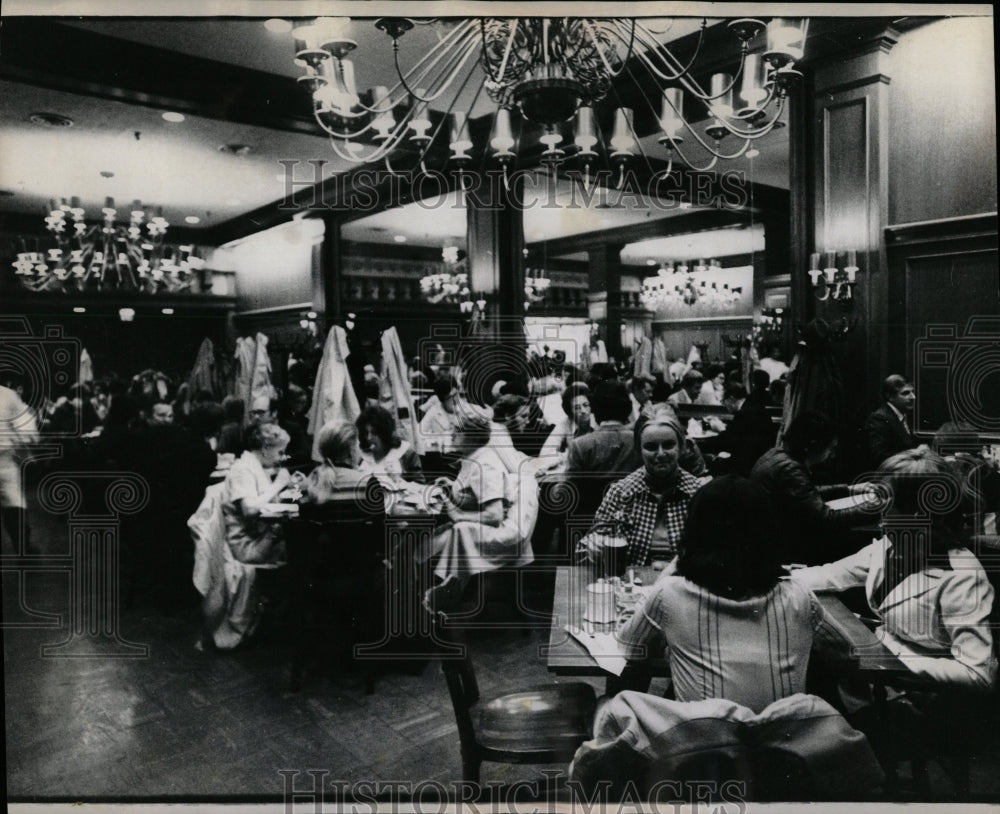 1973 Press Photo Berghoff&#39;s Restaurant Bldg. Interior - RRW03811 - Historic Images