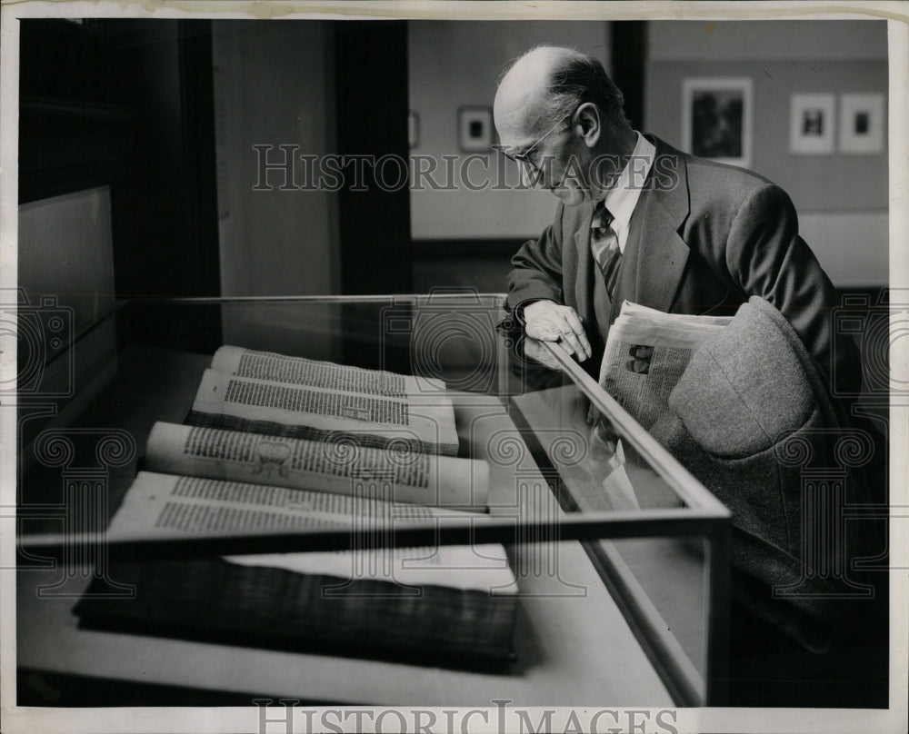 1953 Press Photo Harry Sternheim Diversey Pkwy Bible - RRW03973 - Historic Images