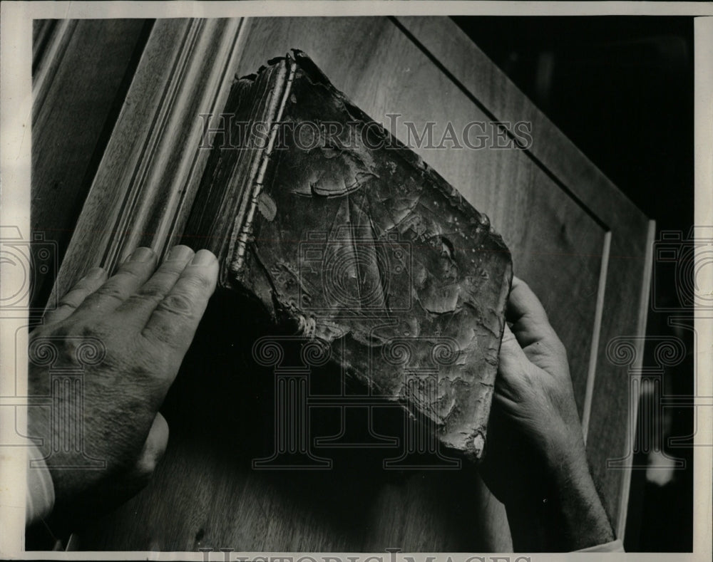 1958 Press Photo America History treasure bible book - RRW03985 - Historic Images