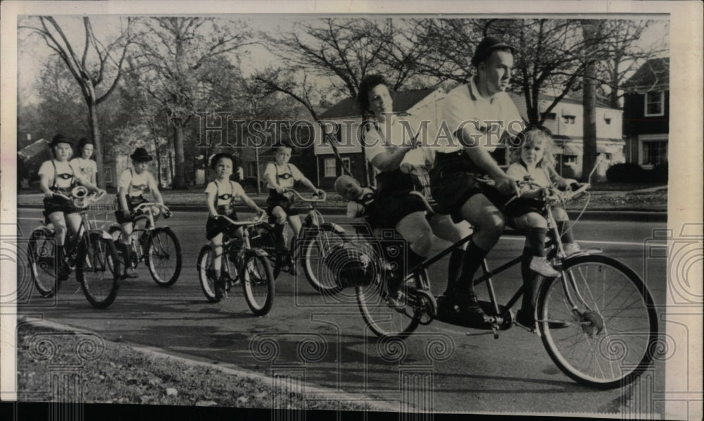 1962 Press Photo Family Bicycle Tour Milwaukee - RRW04007 - Historic Images