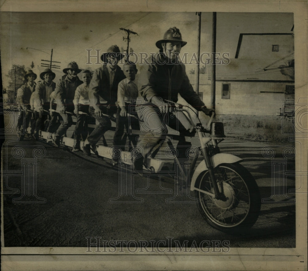 1971 Press Photo Bill Swets peddals bicycle built shop - RRW04009 - Historic Images