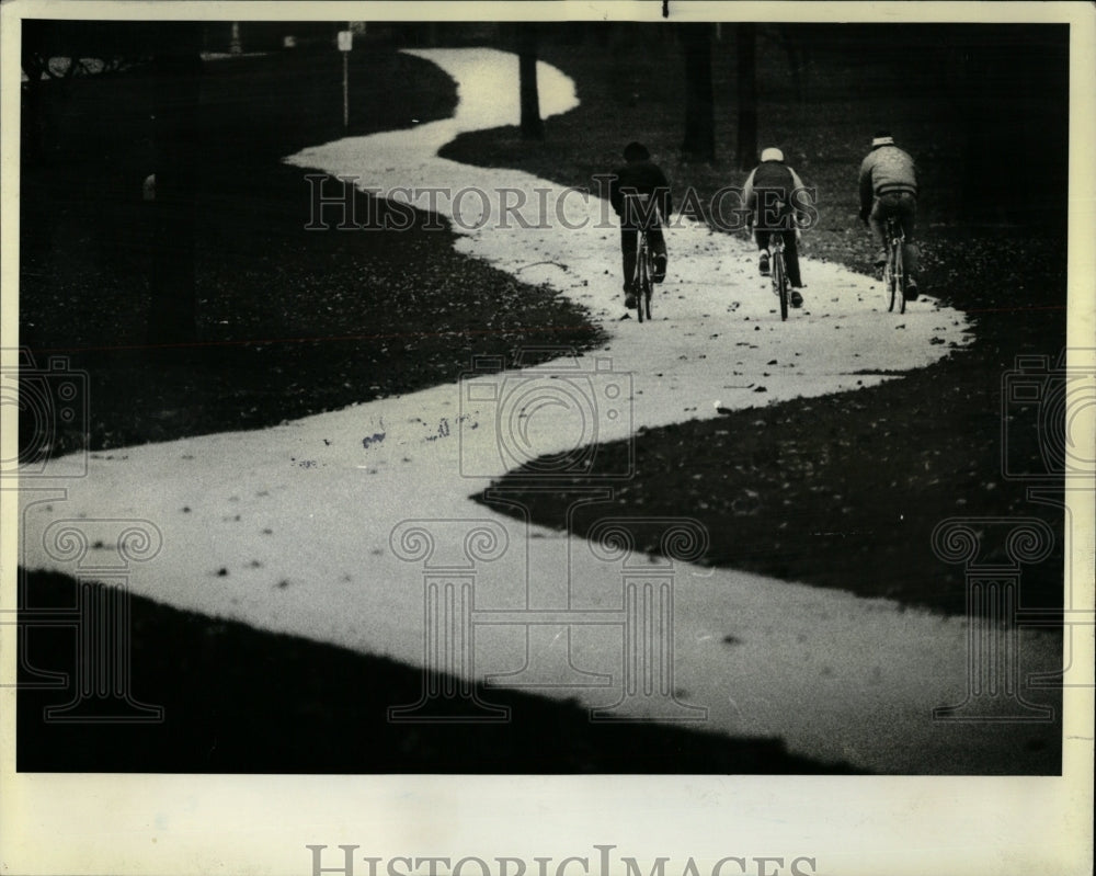 1983 Press Photo Three bicyclists ride windling Lake st - RRW04013 - Historic Images