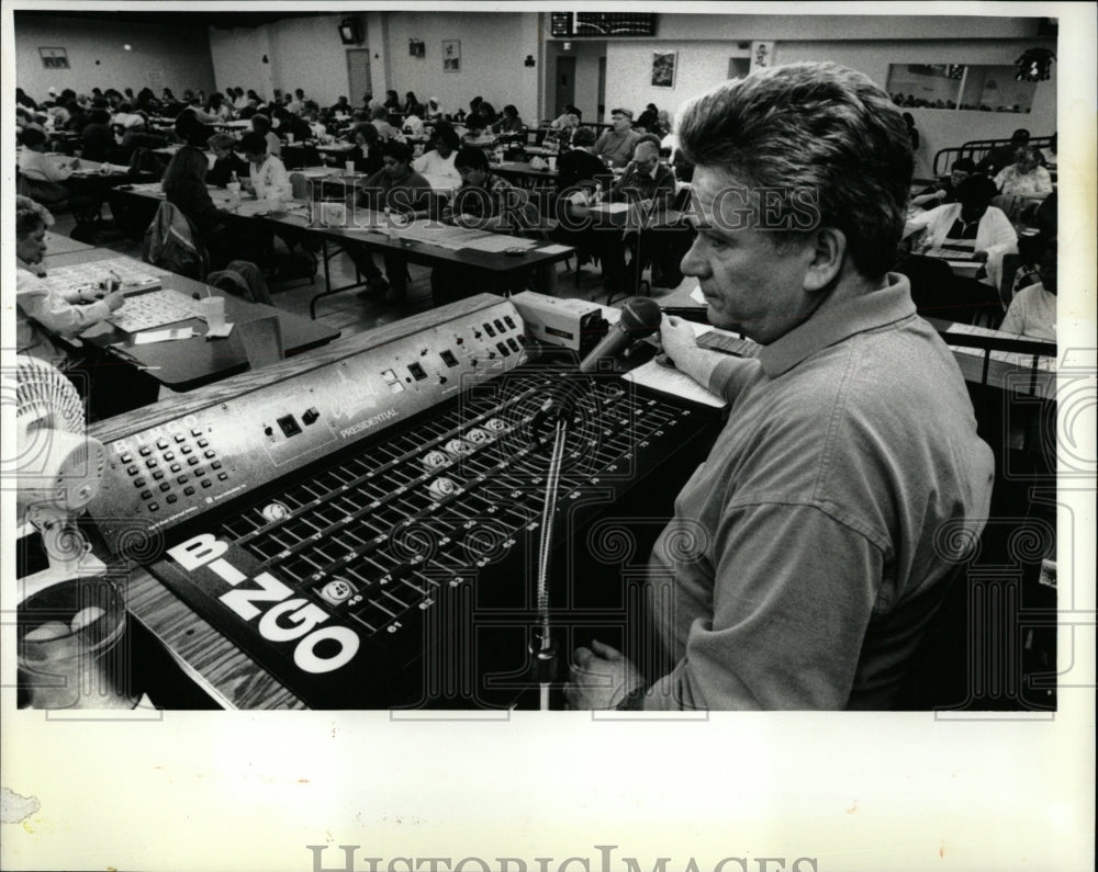 1993 Press Photo Brad Miller Bingo City Caller Chicago - RRW04039 - Historic Images