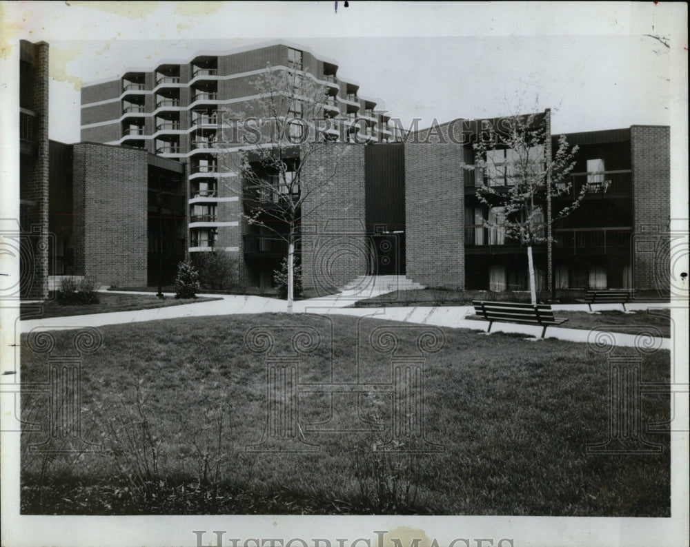 1986 Press Photo Atrium Village Near North Side garden - RRW04053 - Historic Images