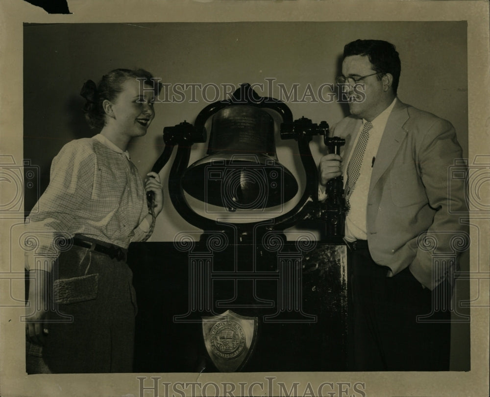 1952 Press Photo Gloria Winkel Illionis Scholars Bell - RRW04127 - Historic Images