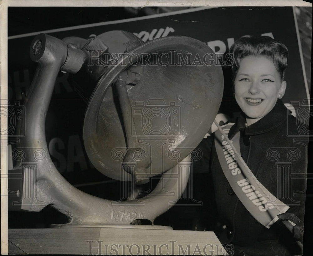 1963 Press Photo Woman Ringing Freedom Bell Bond Drive - RRW04151 - Historic Images