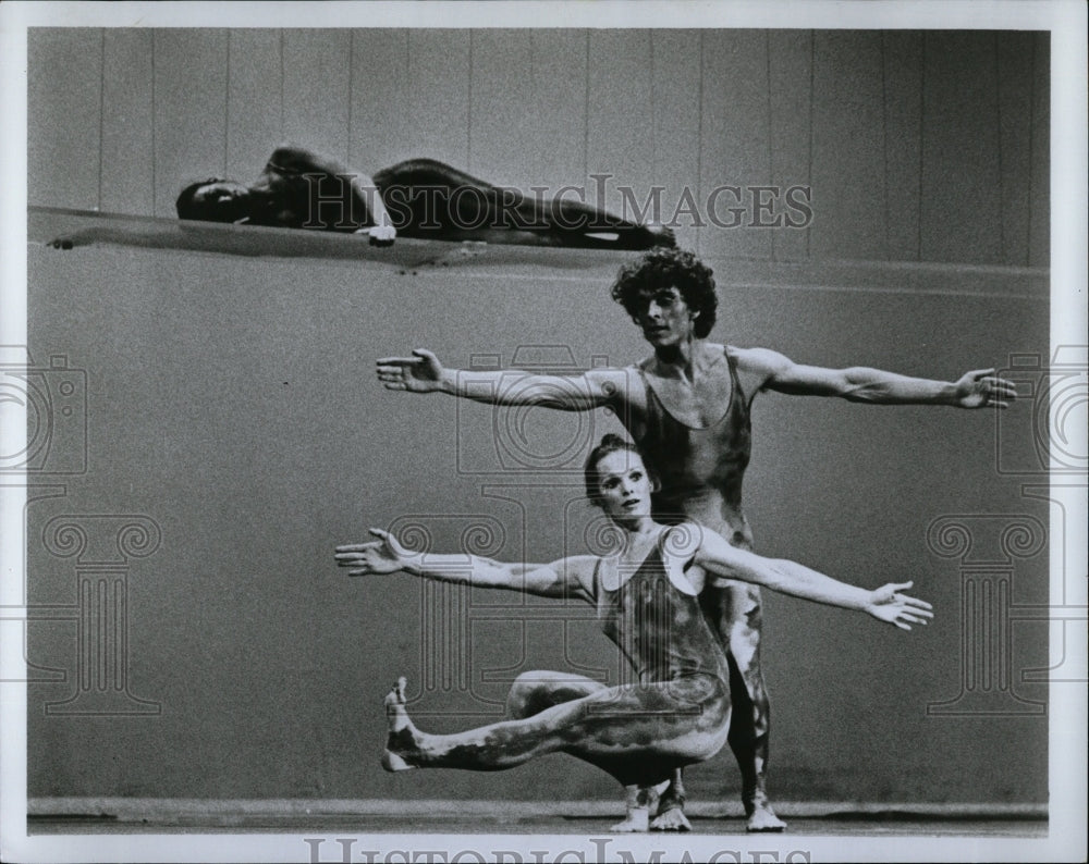 1975 Press Photo Ballet Dance CompanyI ris Peel Sean - RRW04185 - Historic Images