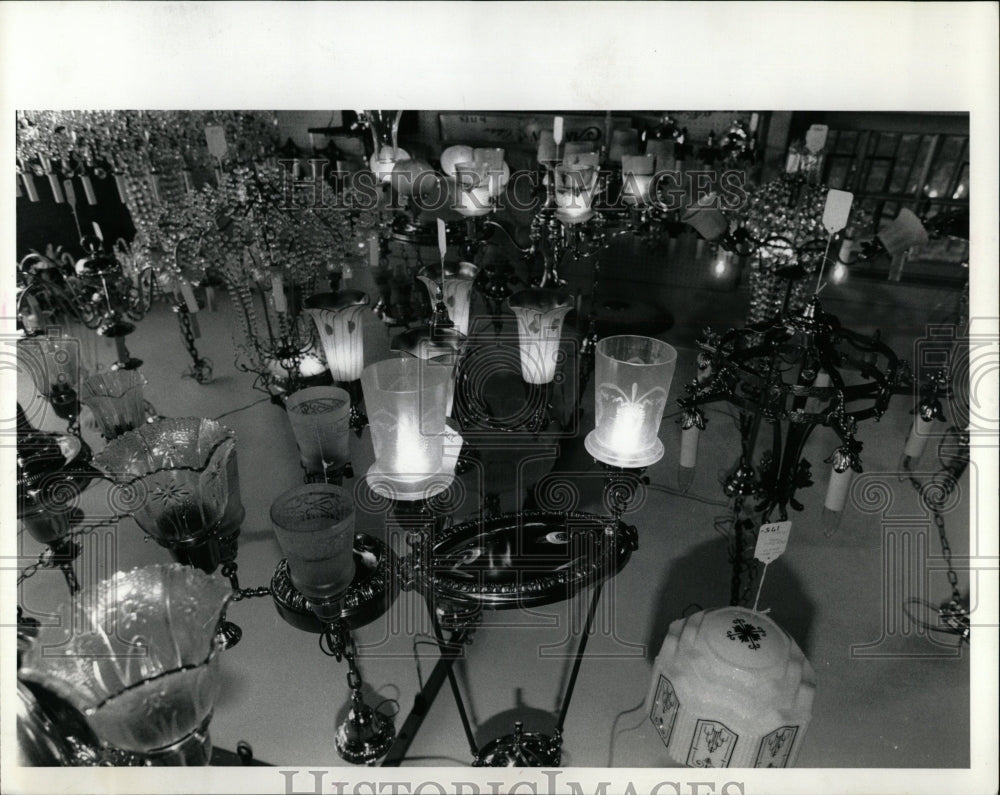 1992 Press Photo Chandelier hang Bellows shop Winnetka - RRW04199 - Historic Images