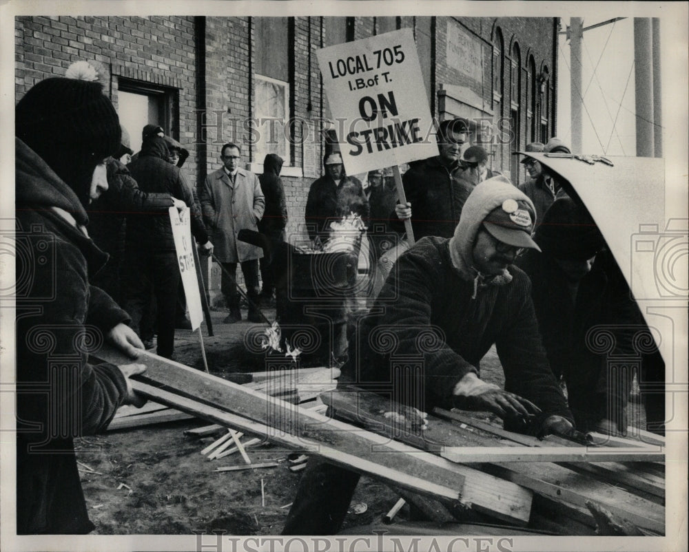 1976 Press Photo Berwyn Garbage Collectors - RRW04341 - Historic Images