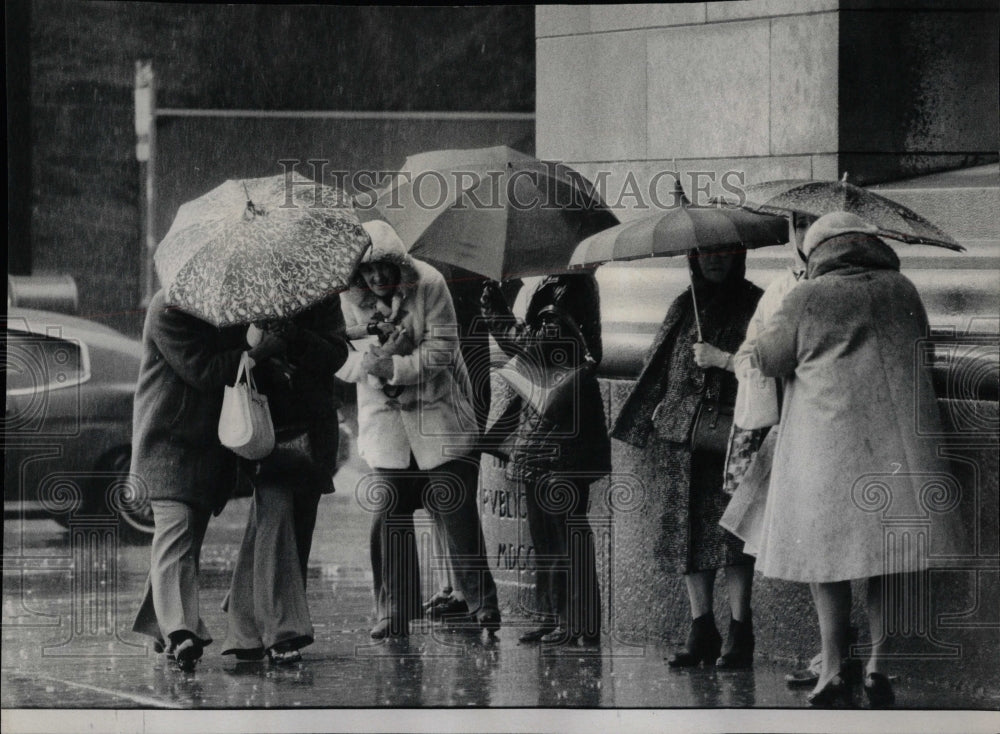 1976 Press Photo Chicago Pedestrians Dodge Wind Rain - RRW04381 - Historic Images