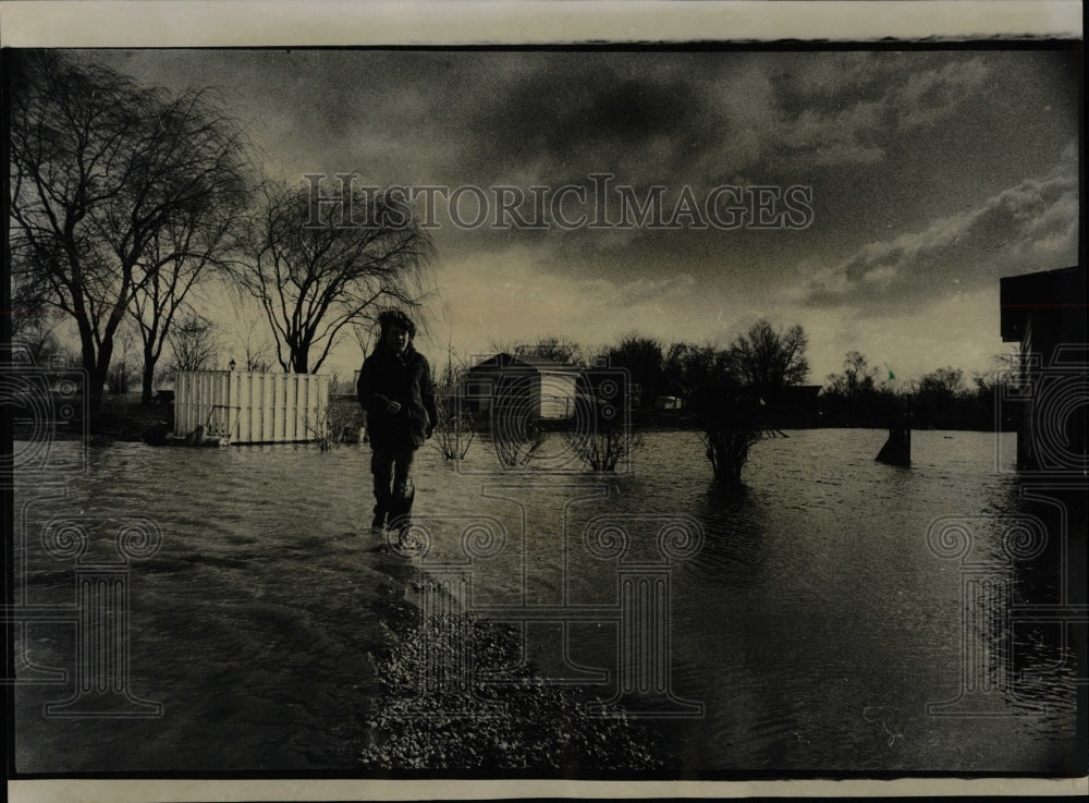 1975 Press Photo Dwain Sadler Villa Park Yard Water - RRW04385 - Historic Images