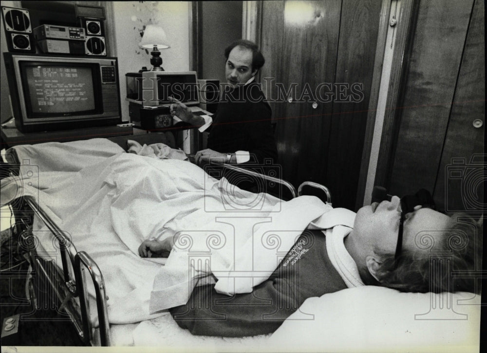 1983 Press Photo Quadriplegic Discusses - RRW04401 - Historic Images