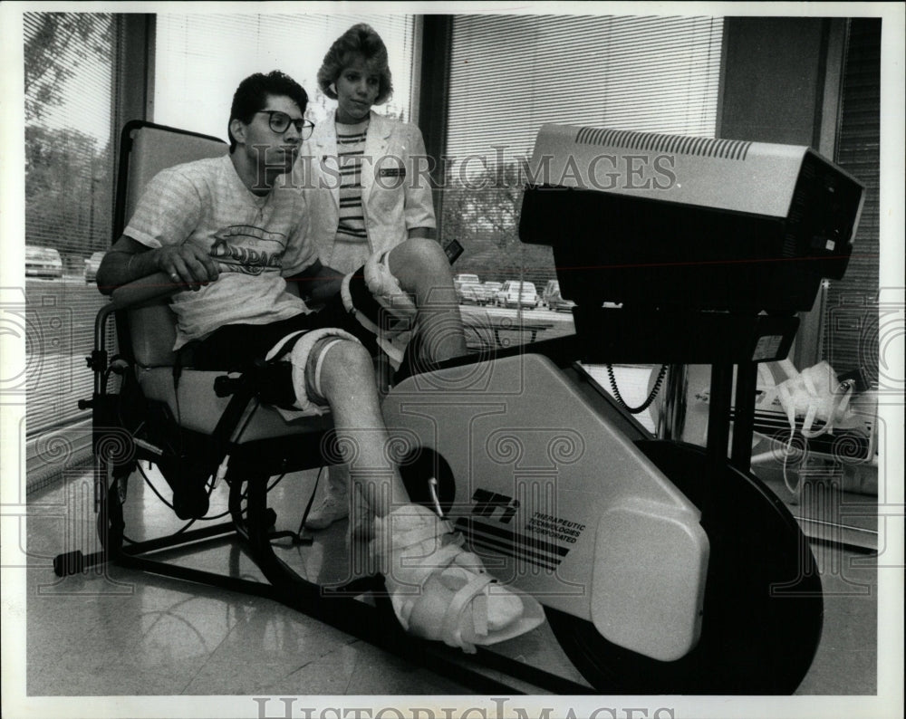 1990 Press Photo Jeff Piraino Quadriplegic Exercise - RRW04403 - Historic Images