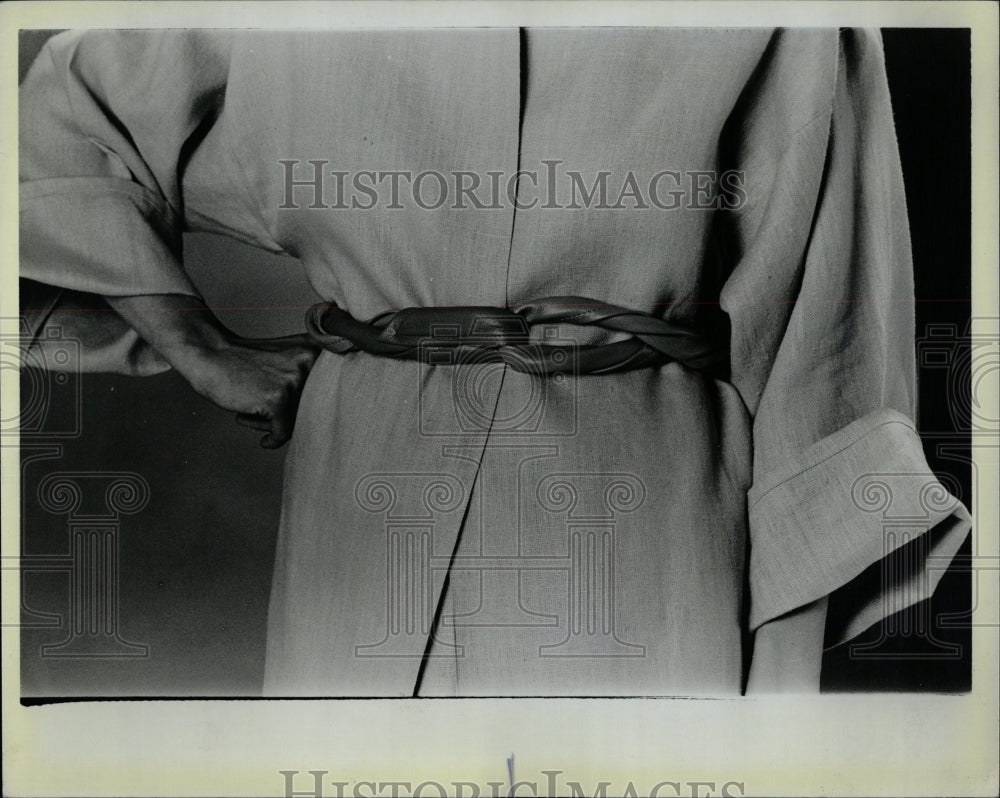 1985 Press Photo Summer Women Belt - RRW04415 - Historic Images