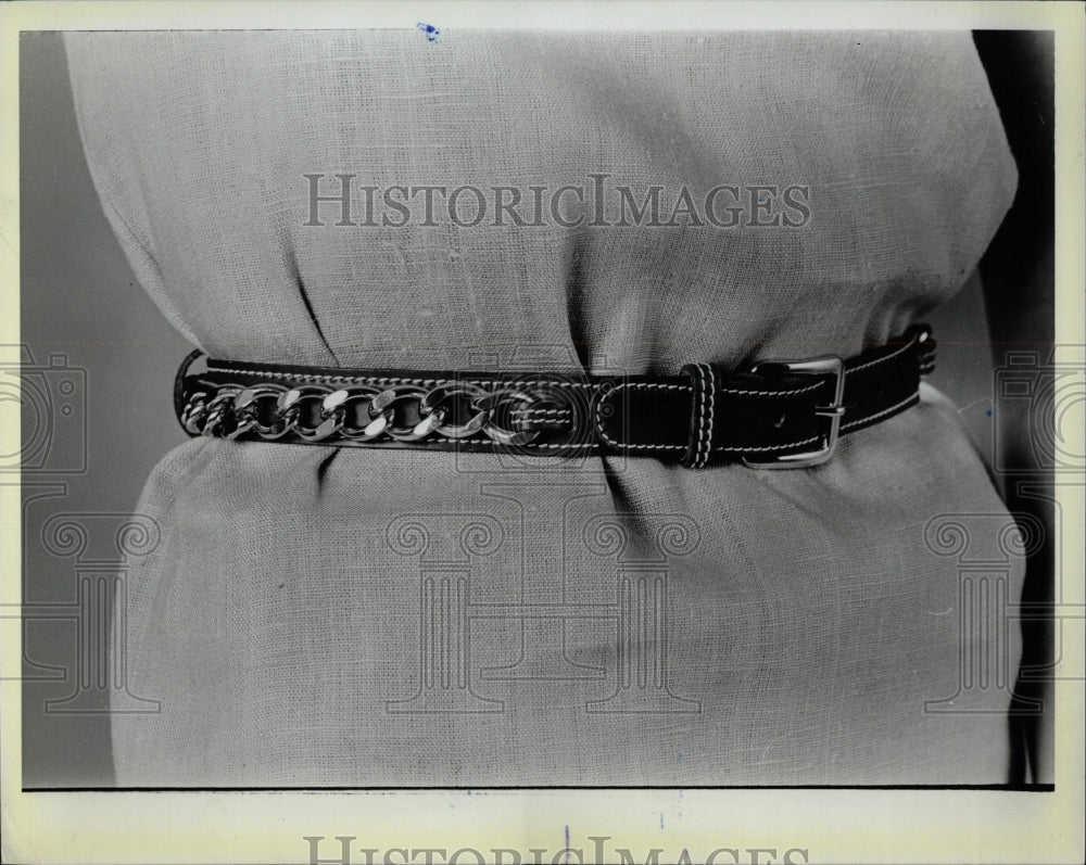 1985 Press Photo Summer Women Belt - RRW04417 - Historic Images