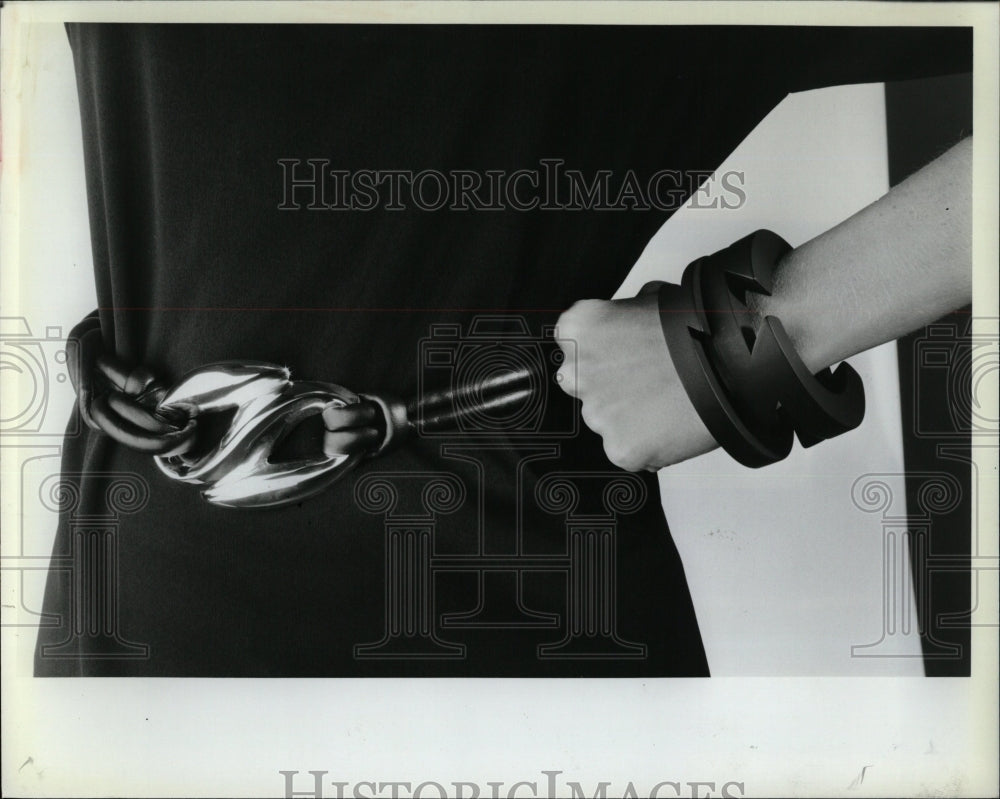 1982 Press Photo Calderon WrapsSsteamlined Ebony Wood - RRW04421 - Historic Images