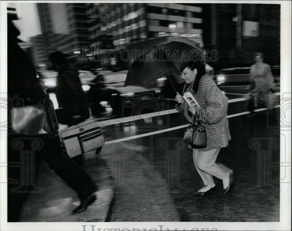 1993 Press Photo Commuters Cold Weather Rain Chicago - RRW04459 - Historic Images