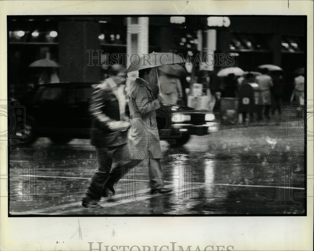 1982 Press Photo Pedestrians Umbrellas Heavy Rain - RRW04463 - Historic Images