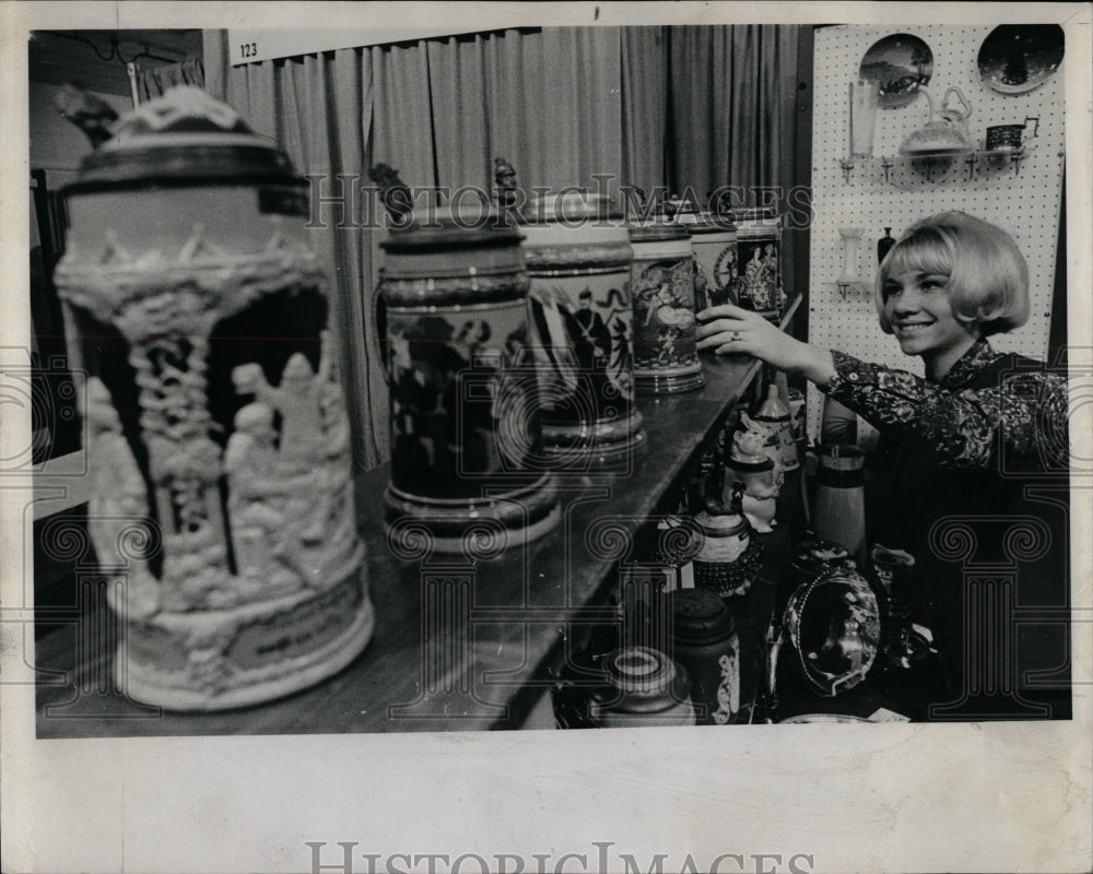 1968 Press Photo Pam Graham German Beer Steins Chicago - RRW04515 - Historic Images