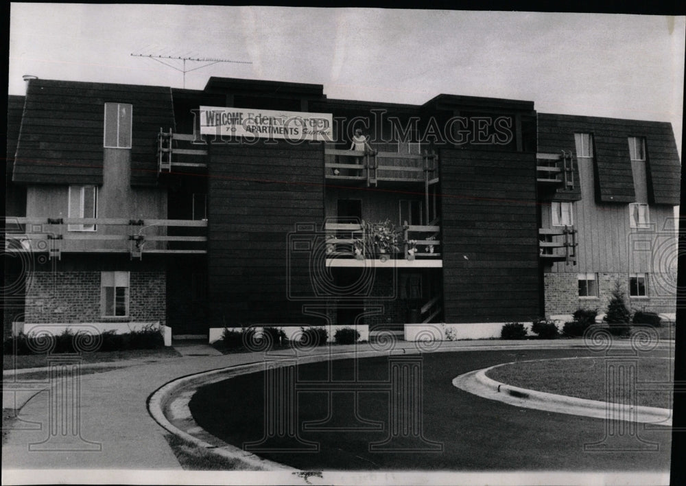 1968 Press Photo Eden Green apartment building parking - RRW04579 - Historic Images