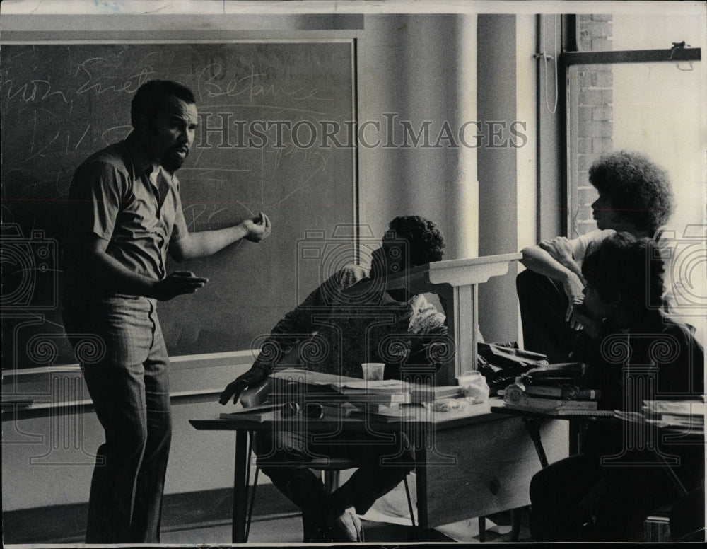 1971 Press Photo John F Kennedy Teaching Home Culture - RRW04595 - Historic Images