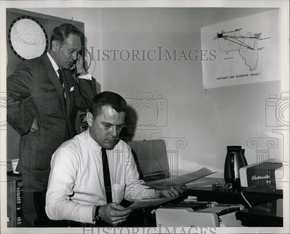 1965 Press Photo Maurice Mitchell elecronic telewriter - RRW04599 - Historic Images