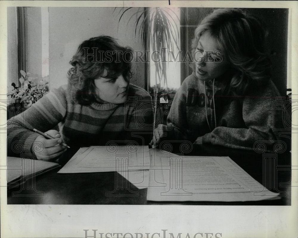 1986 Press Photo Debbi Kress June Cramer DePaul Tutor - RRW04603 - Historic Images