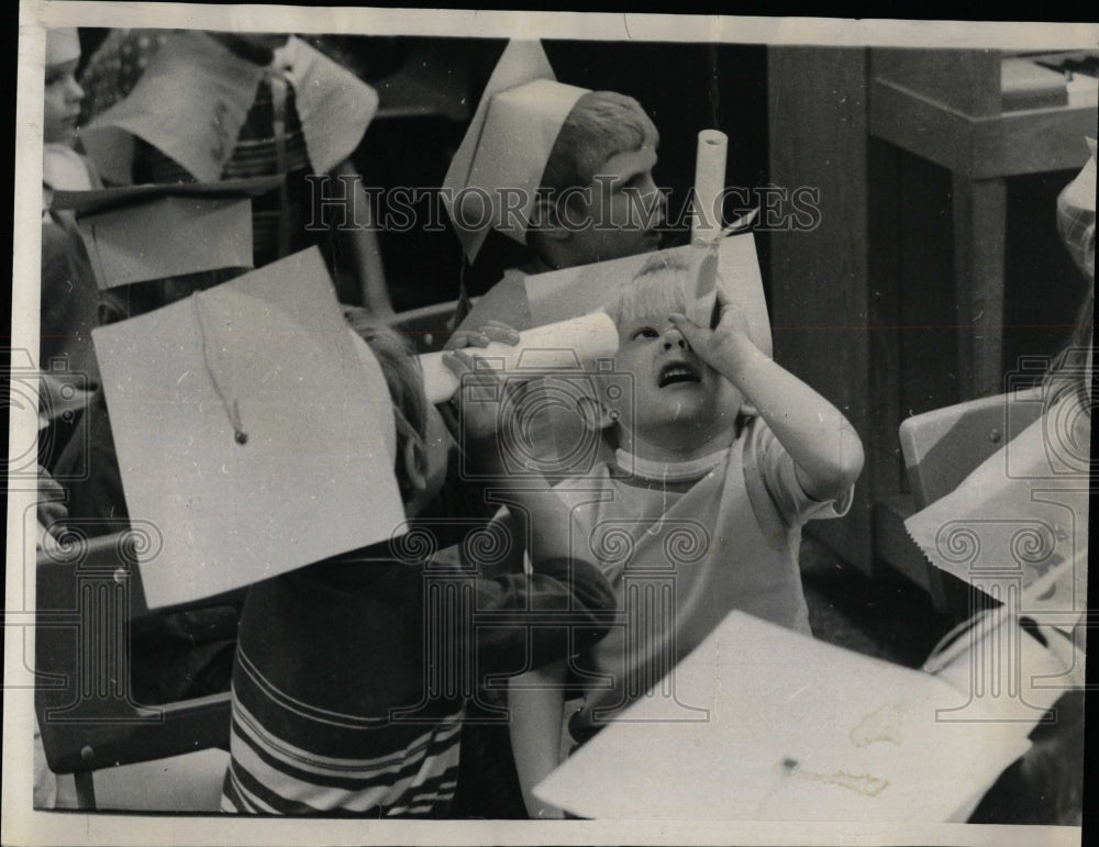 1971 Press Photo Jostling telescope Jerry Glen Wallace - RRW04627 - Historic Images