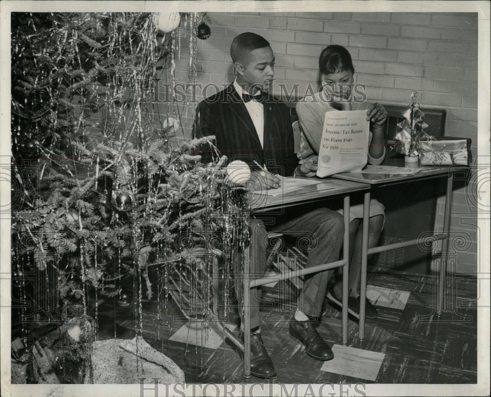 1958 Press Photo Distributive Education Program - RRW04639 - Historic Images