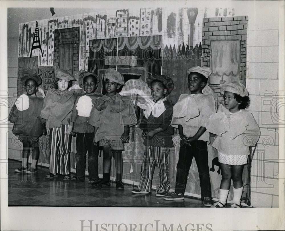 1971 Press Photo Carnegie school children mural made - RRW04641 - Historic Images