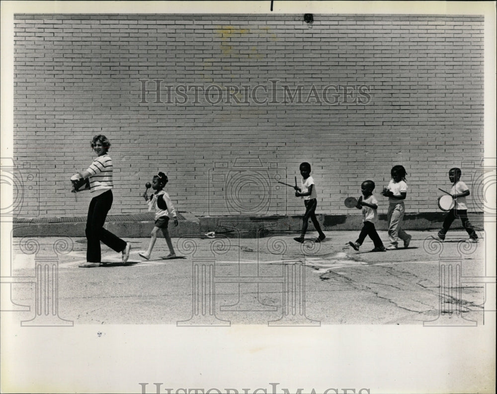 1988 Press Photo Chalmers Elm School West Music Parade - RRW04643 - Historic Images