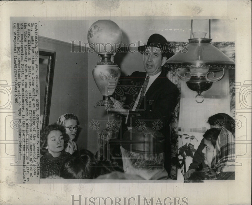 1960 Press Photo Jesse Pratt lamp auction Rev Clintox - RRW04655 - Historic Images
