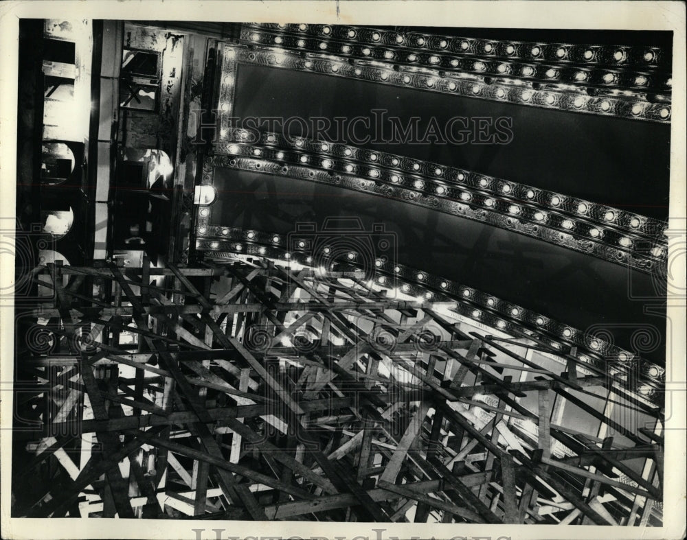 1977 Press Photo Workmen Auditorium Theatre Treasure - RRW04671 - Historic Images