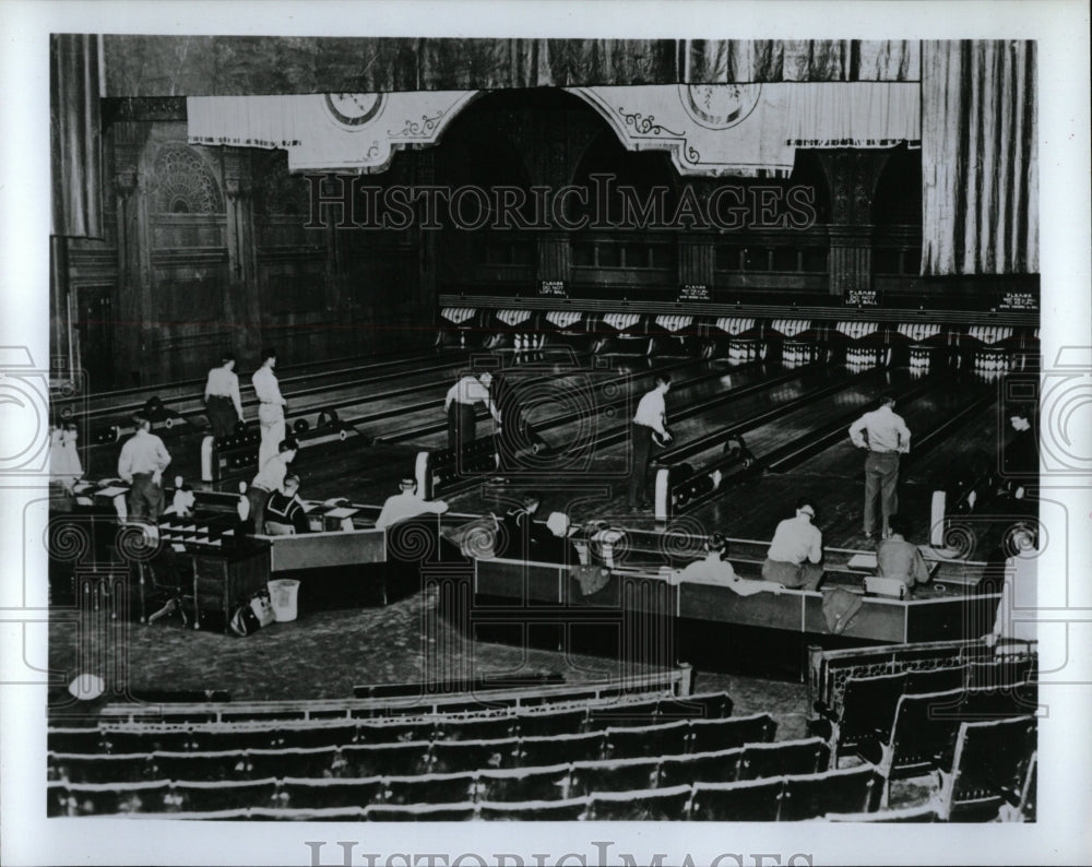 1989 Press Photo Service Men center Auditorium Theater - RRW04689 - Historic Images