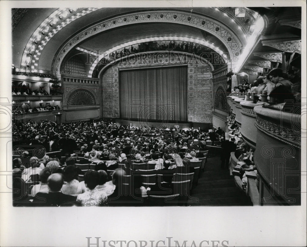 1968 Press Photo Auditorium Theatre People Sits Show - RRW04697 - Historic Images