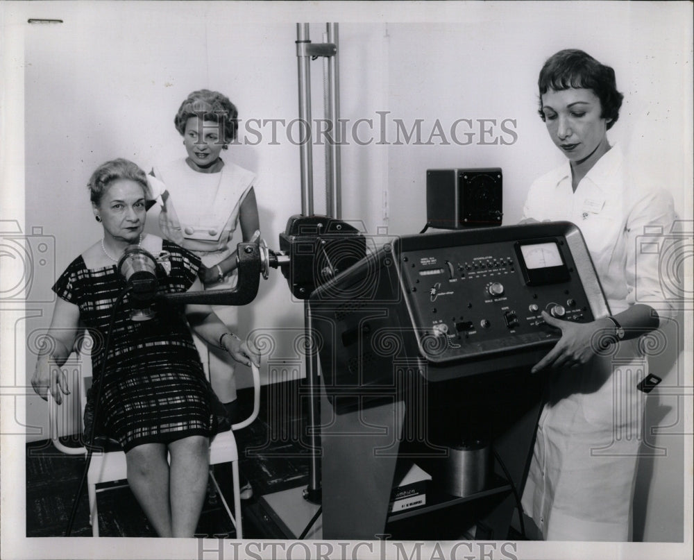 1960 Press Photo Mrs. Klawans Nurse Goldstein Scaler - RRW04729 - Historic Images