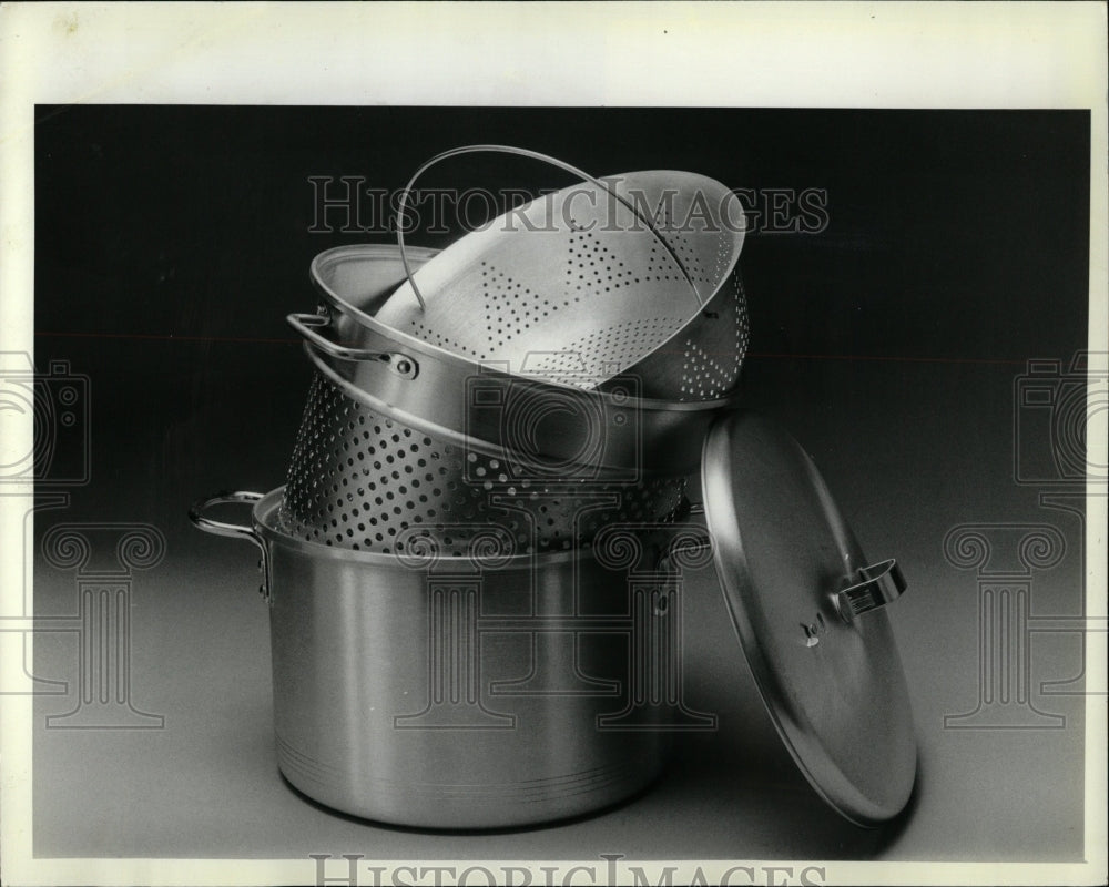 1983 Press Photo Omleteer Baker Liner People Cookware - RRW04757 - Historic Images