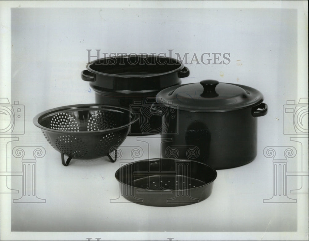 1981 Press Photo Black Cookware Colander Steaming - RRW04775 - Historic Images