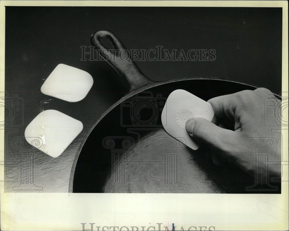 1984 Press Photo 2-By-2 Inch Nylon Pan Scraper Niles - RRW04789 - Historic Images