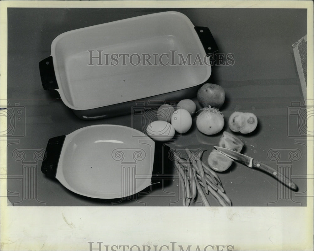 1983 Press Photo Country Court Scampi Stove oven pan - RRW04795 - Historic Images