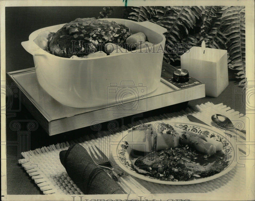 1974 Press Photo Cookware Warner Electric table Meal - RRW04823 - Historic Images