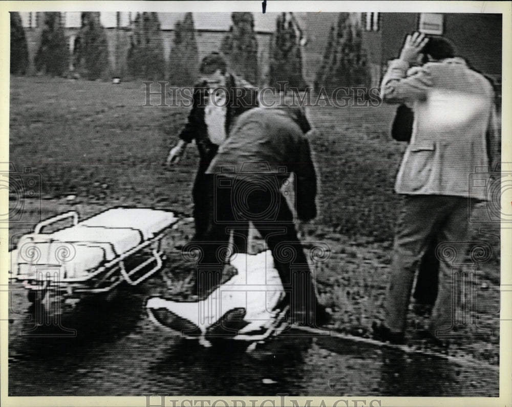 1984 Press Photo Police examine the body of motorist. - RRW04835 - Historic Images