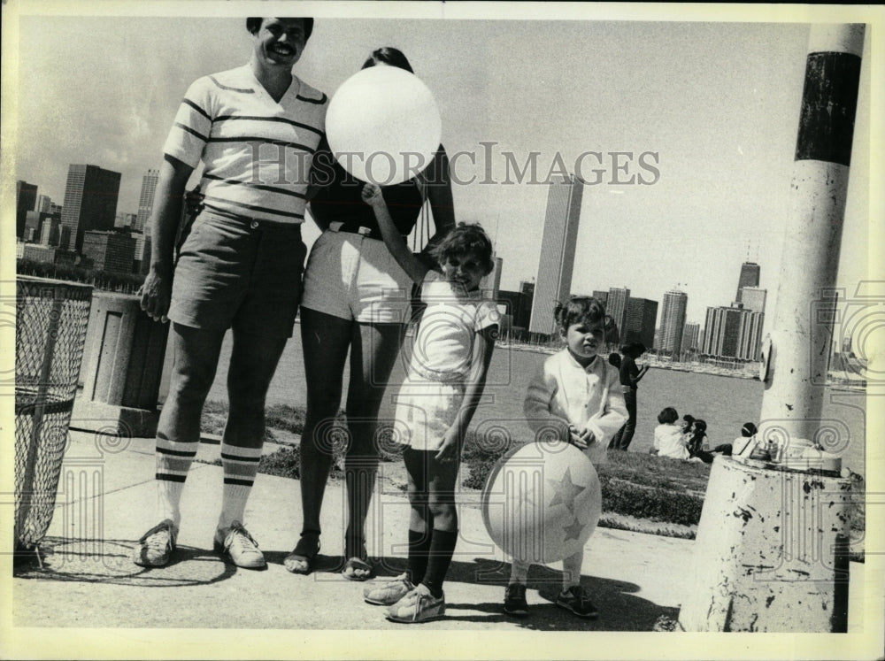 1981 Press Photo Sun Times Chicago Travel Photography - RRW04865 - Historic Images