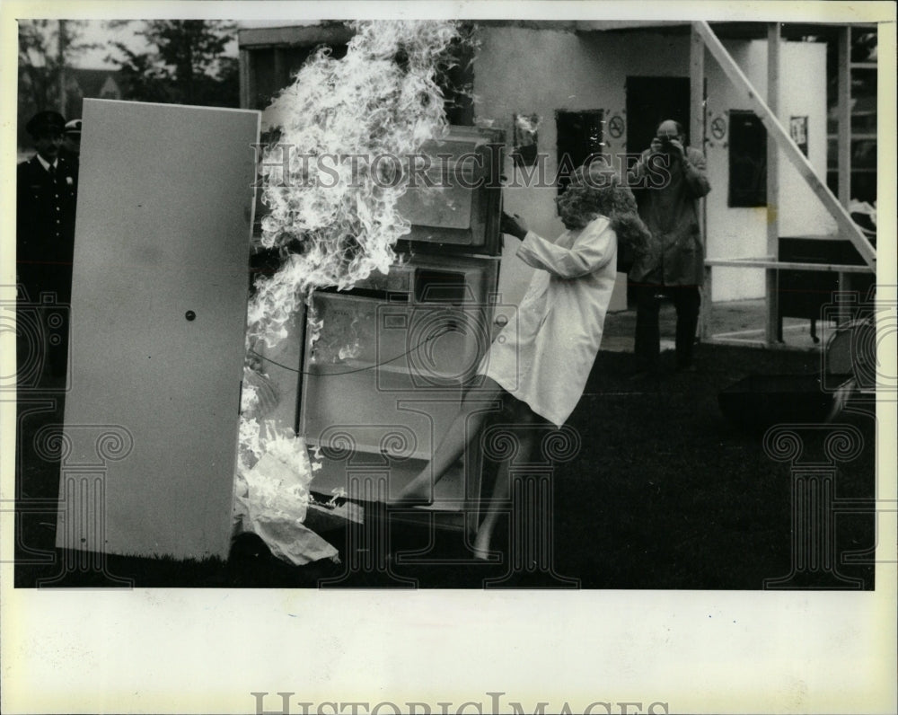 1985 Press Photo Exploding Refrigerator Mannequin - RRW04891 - Historic Images