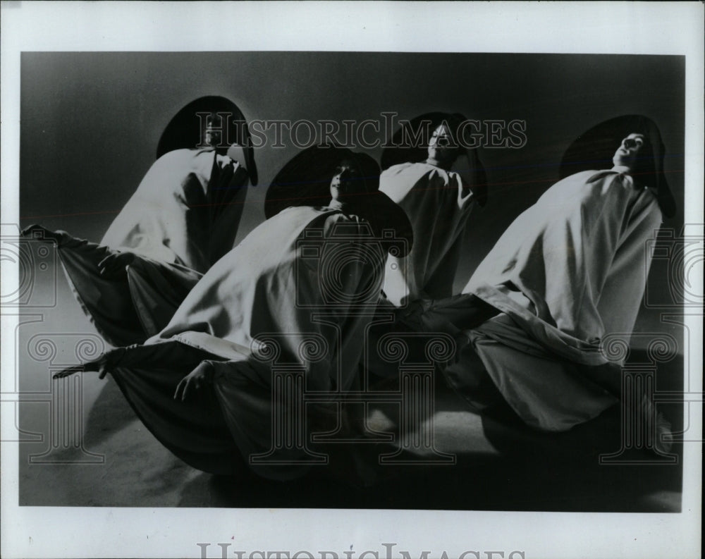 1986 Press Photo Pilobolus Dance theater Goodman dancer - RRW04965 - Historic Images