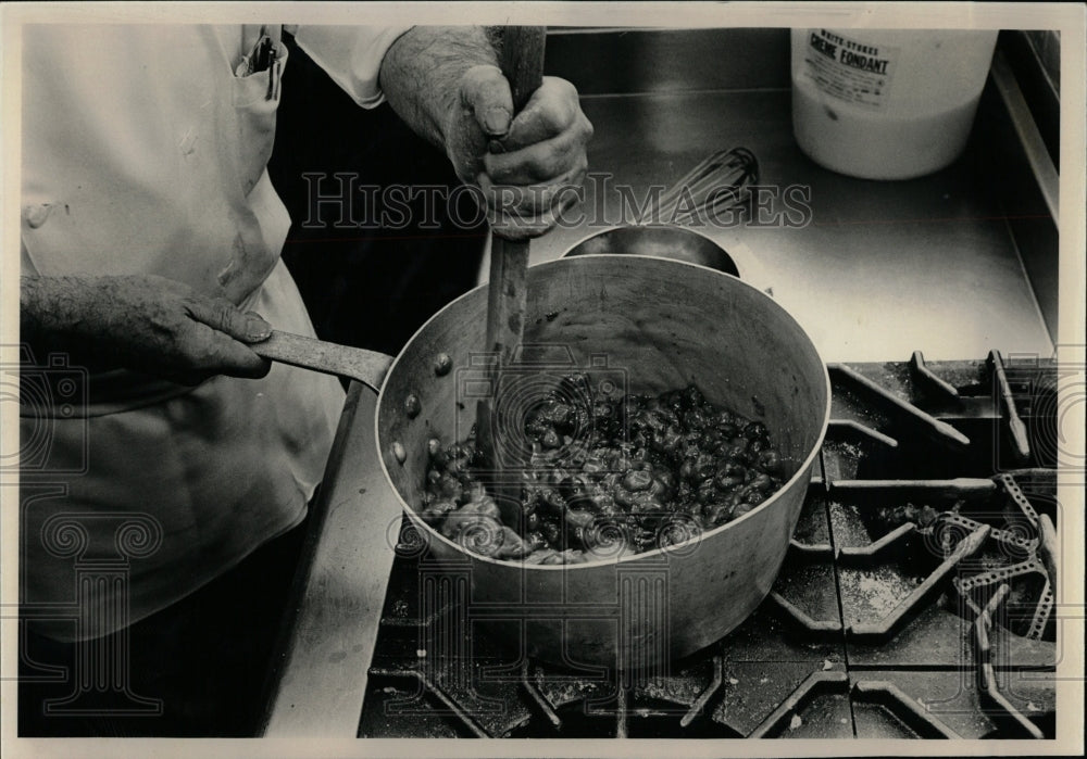 1981 Press Photo Black white cream cherry Drake Hotel - RRW04971 - Historic Images