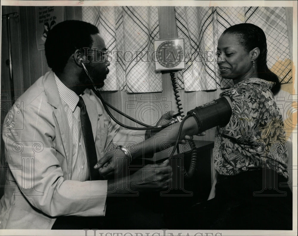 1988 Press Photo James Miller Cardiologist BP - RRW04991 - Historic Images