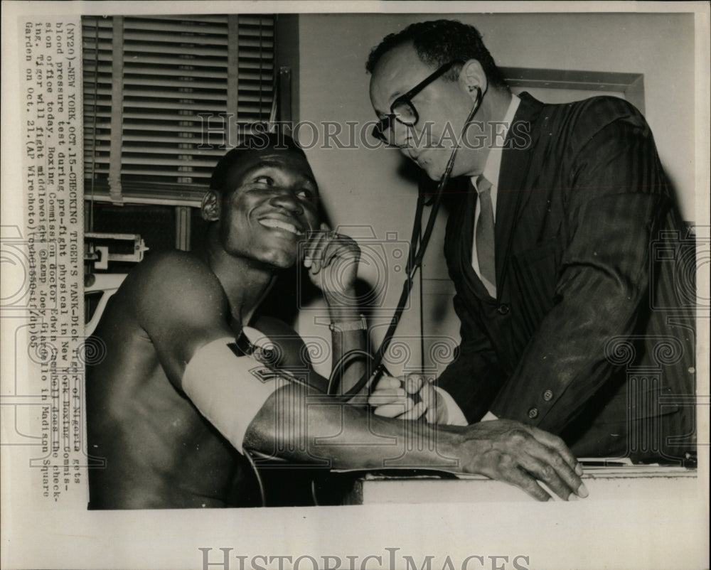 1965 Press Photo Dick Tiger Nigeria New York Boxing - RRW04995 - Historic Images